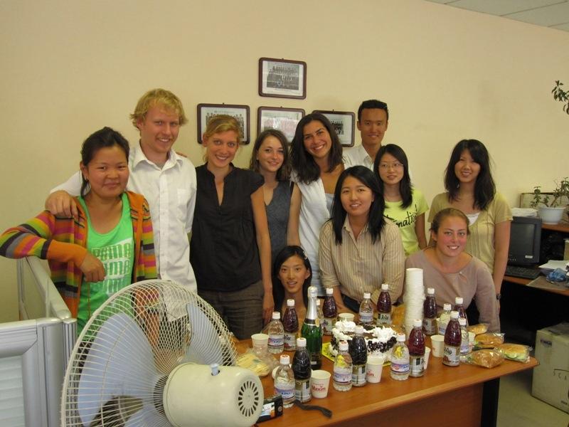Pasantes celebrando durante su pasantía de derechos humanos en Mongolia. Grupo de pasantes de derechos humanos se toman un descanso.